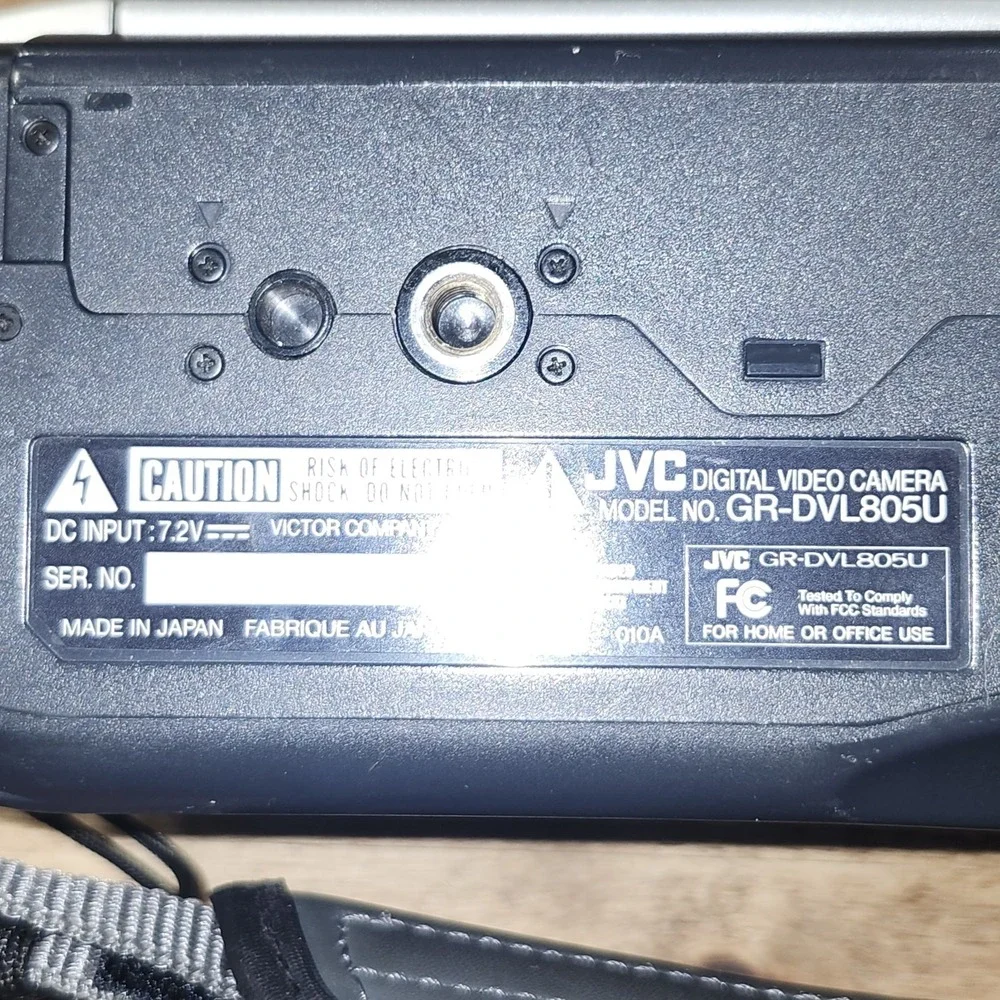 JVC GR-DVL805U Camcorder Silver W/ BATTERIES, CASE, CHARGER & Cords WORKS